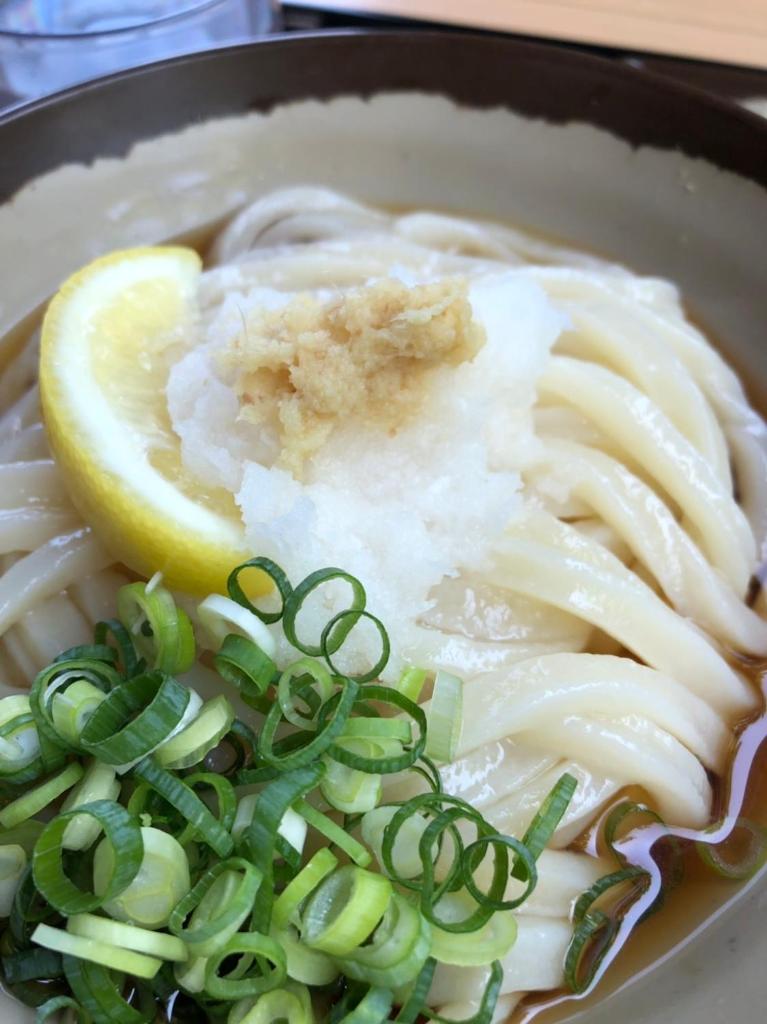 un bol de nouilles avec un citron et des oignons verts dans l'établissement HOTEL MYTH-S -ホテル マイス エス- adult only, à Sakaide