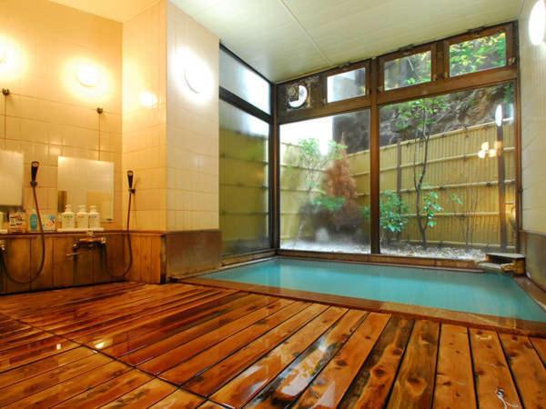 Cette grande chambre dispose d'une piscine et d'une grande fenêtre. dans l'établissement Yakushi no Yu Yumotokan, à Kusatsu