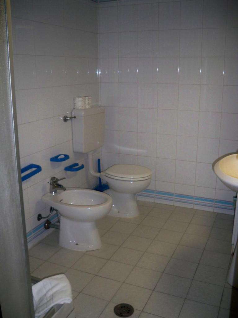 une salle de bain avec deux toilettes et un lavabo dans l'établissement Rta Airone, à Orbetello
