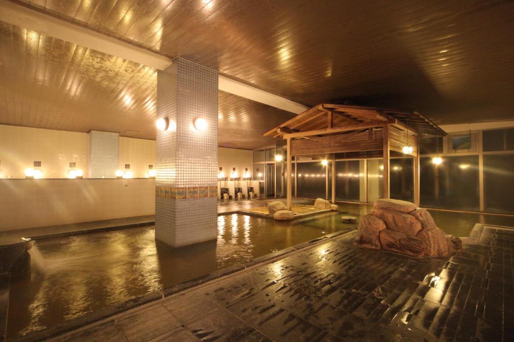 une chambre avec une colonne au milieu d'un bâtiment dans l'établissement Hotel Towadaso, à Towada