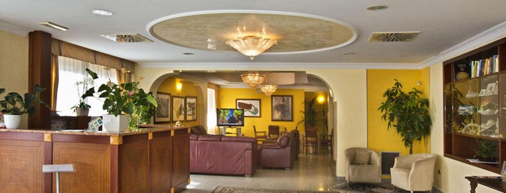 un hall avec une salle d'attente et une salle d'attente dans l'établissement Hotel Sayonara, à San Benedetto del Tronto