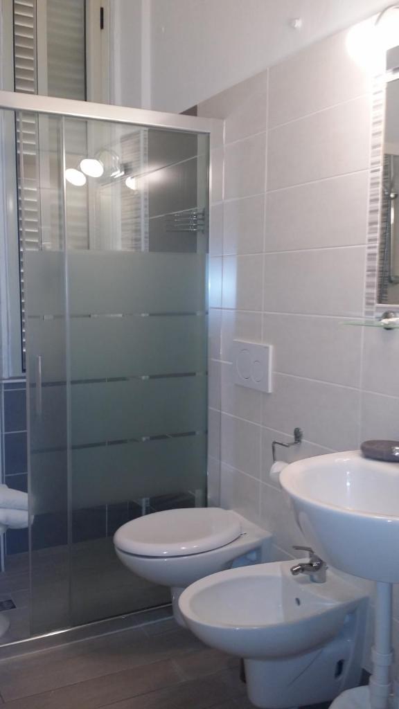 une salle de bain avec toilettes, lavabo et douche dans l'établissement Hotel San Giorgio, à Alassio