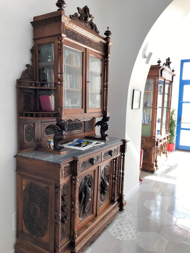 Cette chambre comprend un grand meuble en bois. dans l'établissement Hotel L'Ariana ISOLE EOLIE - UNA Esperienze, à Leni