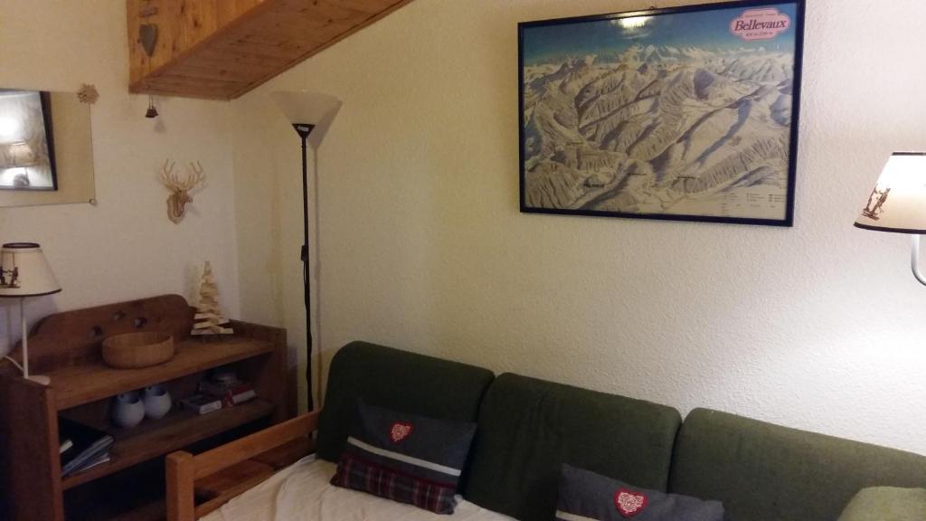 un salon avec un canapé et un tableau au mur dans l'établissement Appartement dernier étage au pied des pistes HIRMENTAZ, à Bellevaux