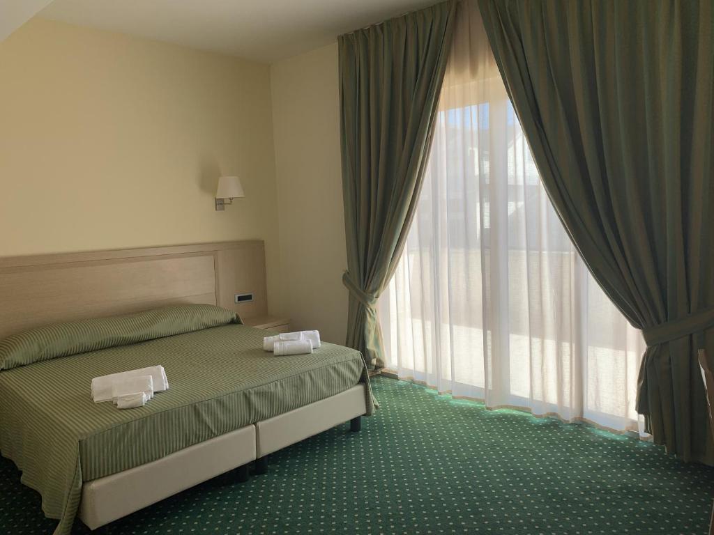une chambre avec un lit et une grande fenêtre dans l'établissement Hotel Palace Gioia Tauro, à Gioia Tauro 53 autres photos