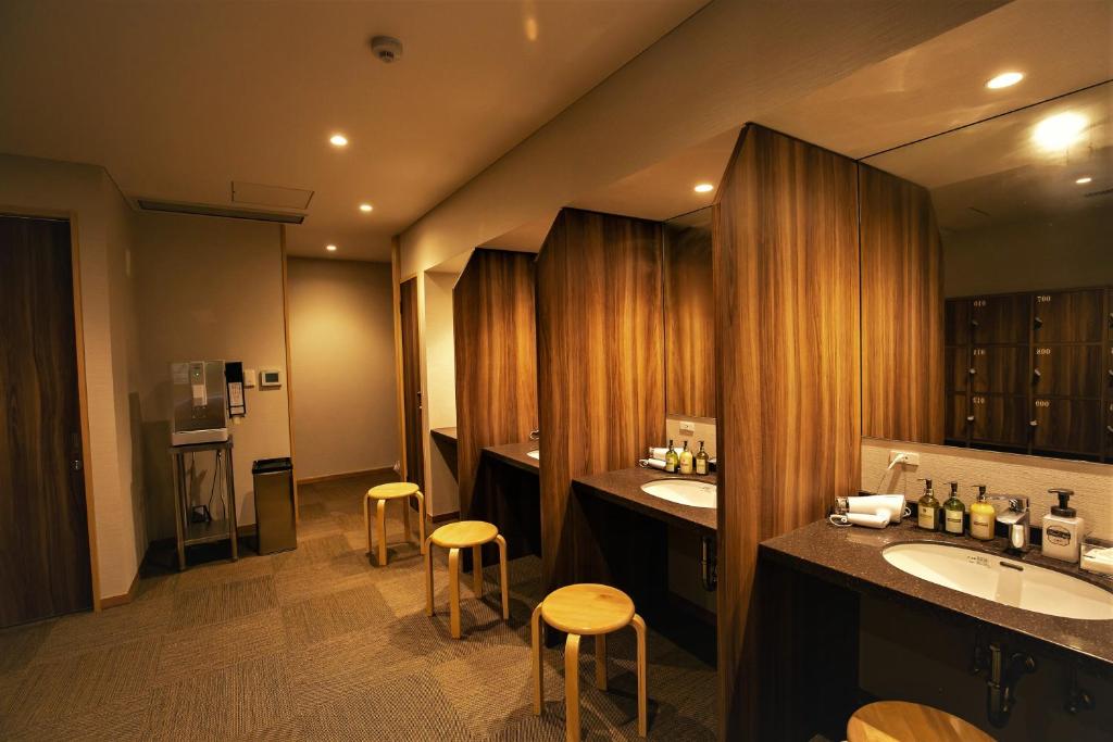 une salle de bain avec deux lavabos et un grand miroir dans l'établissement Hakujukan, à Eiheiji