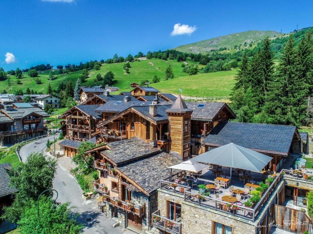 - une vue aérienne sur un lodge avec une montagne dans l'établissement La Bouitte - Hôtel Relais & Châteaux, à Saint-Martin-de-Belleville
