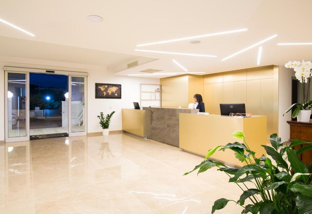 un bureau avec une femme assise à un bureau dans l'établissement Forte 2 Hotel, à Vieste 31 autres photos