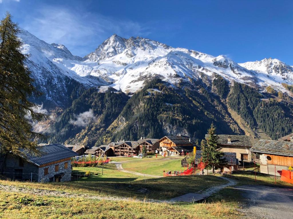 un village avec une montagne en arrière-plan dans l'établissement Black Diamond Sainte Foy Chalets, à Sainte-Foy-Tarentaise