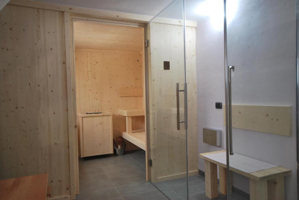 une salle de bain avec douche et porte vitrée dans l'établissement Villa Emozione, à Sarzana