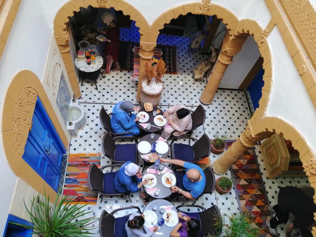 une vue de tête d'une maison de poupées avec des personnes assises à une table dans l'établissement Riad Zawia, à Essaouira 36 autres photos