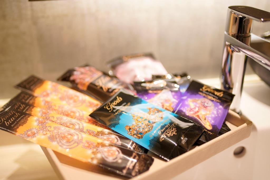 une table avec des brochures assises en haut dans l'établissement ホテル Tiger & Dragon 男塾ホテルグループ, à Gifu