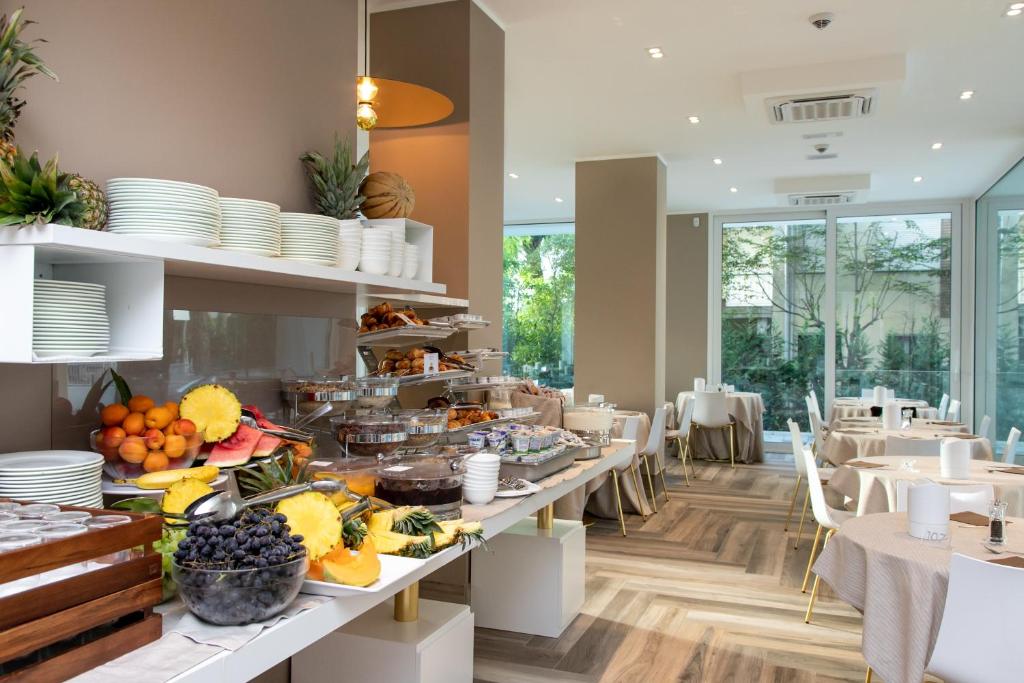 un restaurant avec un buffet de nourriture exposé dans l'établissement Hotel Greif, à Lido di Jesolo