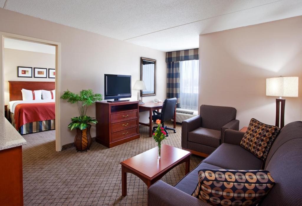 Holiday Inn Cincinnati-Eastgate, an IHG Hotel Image