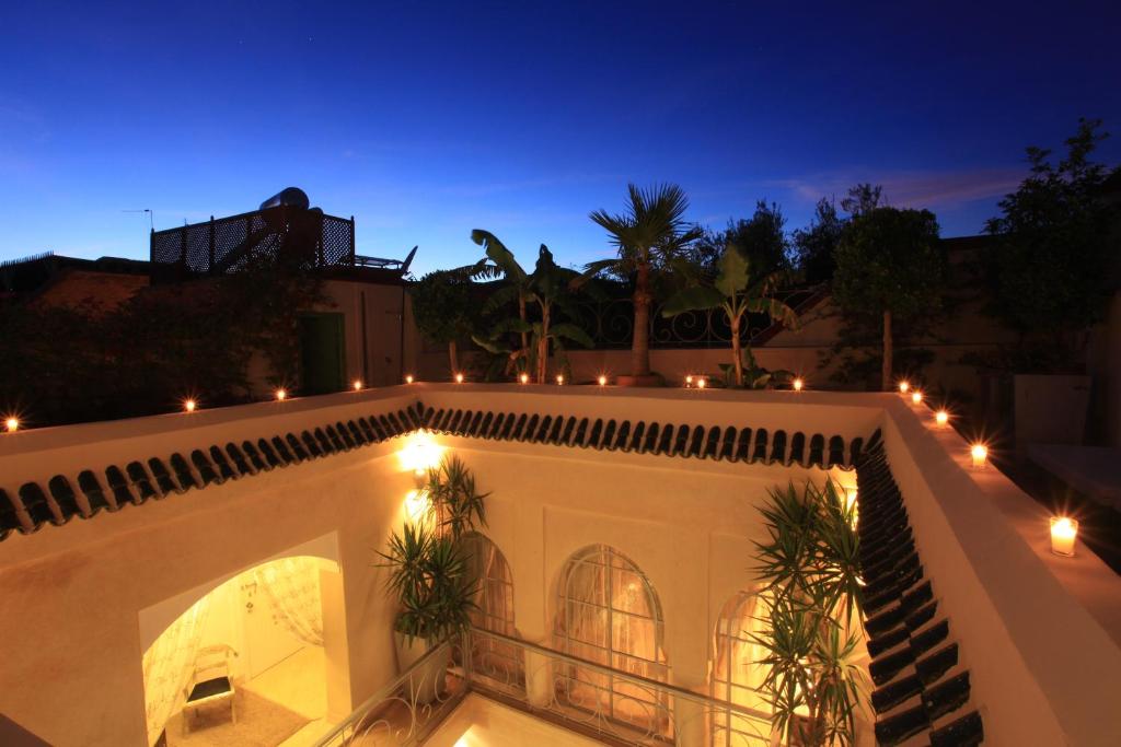 Cette chambre offre une vue sur un balcon éclairé la nuit. dans l'établissement Riad Infinity Sea, à Marrakech