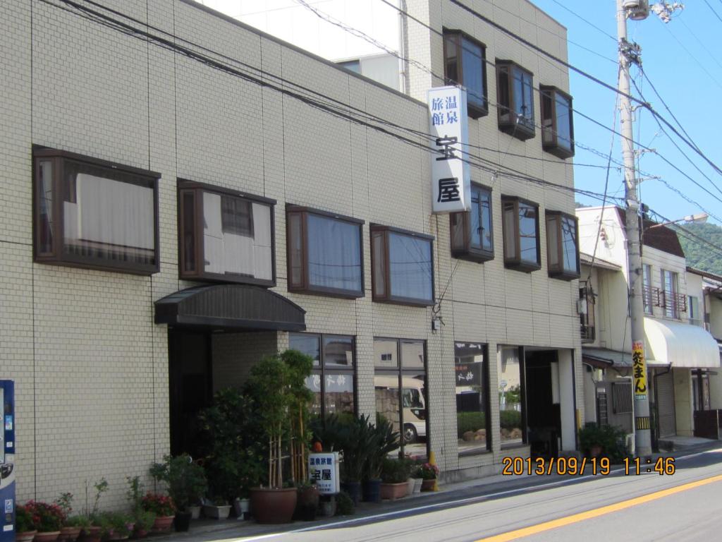 un bâtiment au bord d'une rue dans l'établissement Takaraya, à Kotohira