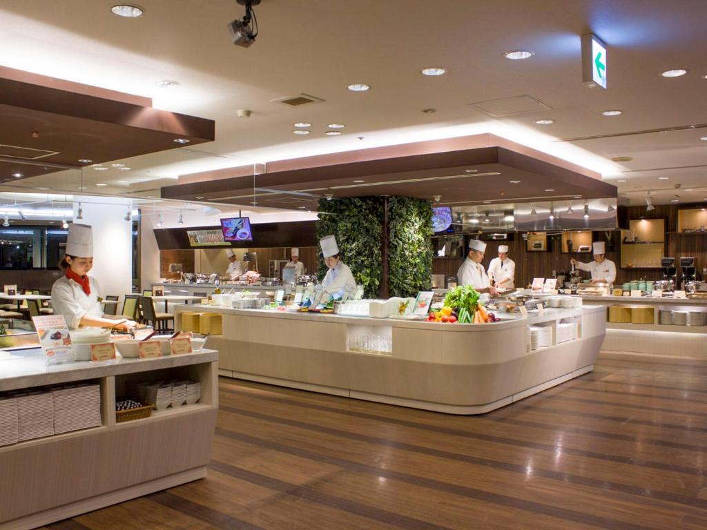 une cuisine avec des chefs préparant vos repas dans un restaurant dans l'établissement Hotel Epinard Nasu, à Nasu