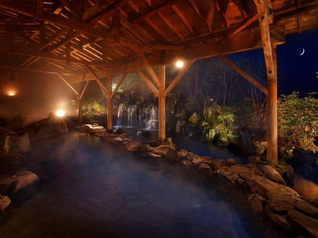 - un bain à remous sous un pavillon en bois la nuit dans l'établissement Hotel Epinard Nasu, à Nasu