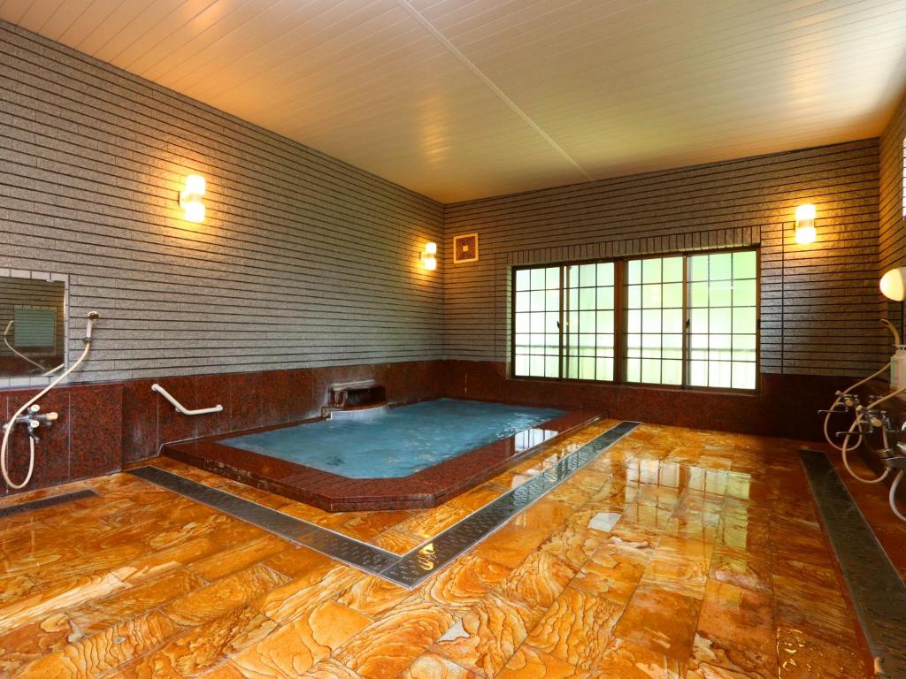 - une grande piscine dans une chambre dans l'établissement Takanoya, à Yuzawa