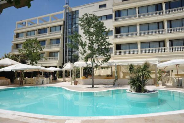 une grande piscine devant un immeuble dans l'établissement Park Hotel Campitelli, à Larino