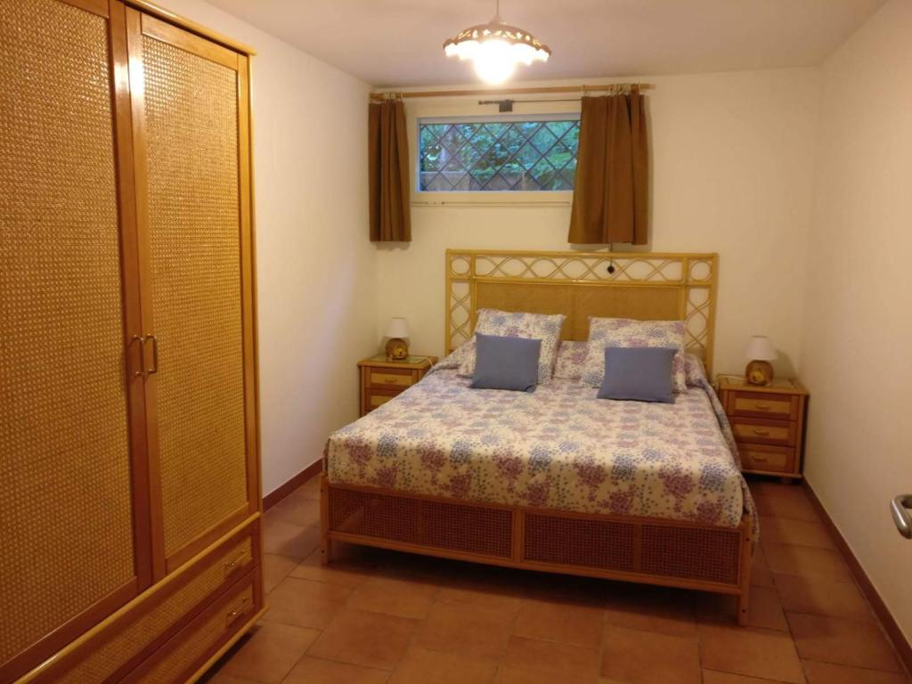 - une chambre avec un lit avec deux oreillers et une fenêtre dans l'établissement Poggio in fiore, à Poggio Catino