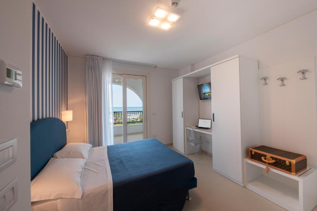 une chambre avec un lit, une fenêtre et un bureau dans l'établissement Residence La Villa, à Tortoreto Lido 34 autres photos