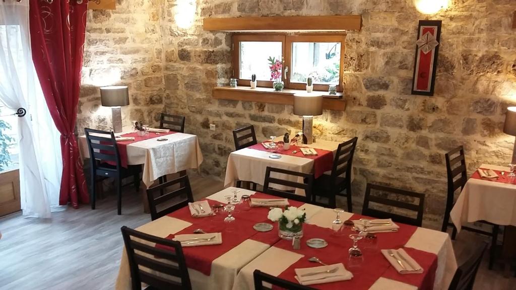 une salle à manger avec des tables et des chaises dans un restaurant dans l'établissement Gite la maison de Jules, à Sainte-Énimie 37 autres photos