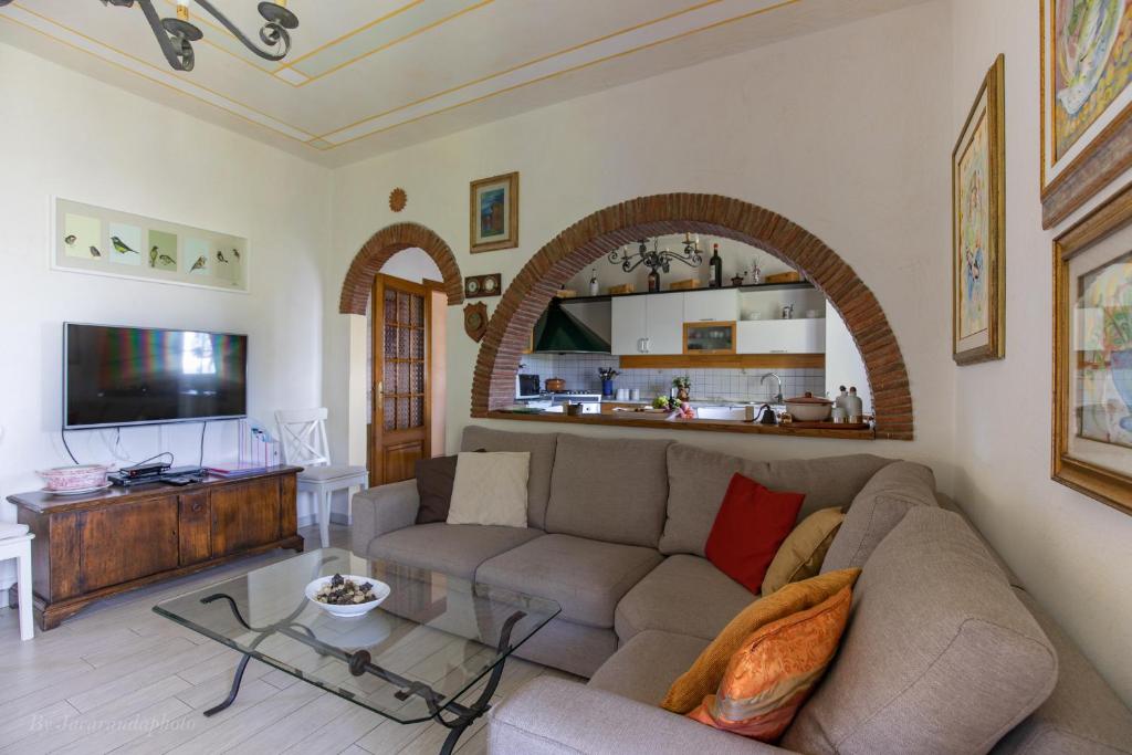 un salon avec un canapé et une table dans l'établissement Villa Romantica Sea View, à Camaiore