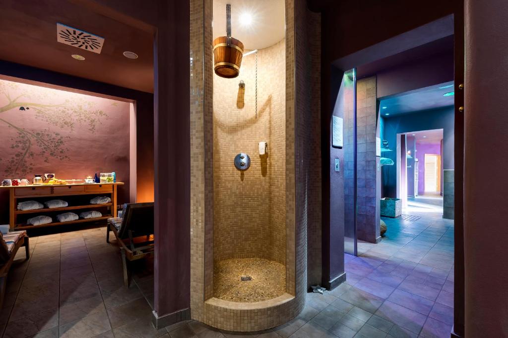 - une salle de bains pourvue d'une douche dans le couloir dans l'établissement Sovrana Hotel & SPA, à Rimini 149 autres photos