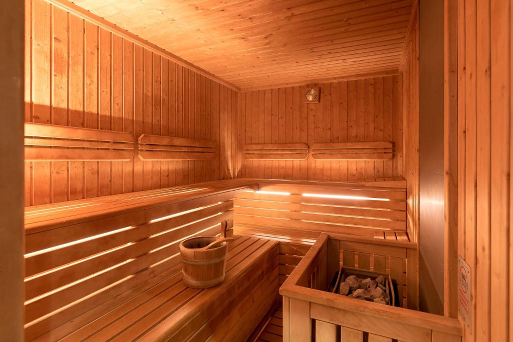 - un sauna en bois avec un seau dans l'établissement Sovrana Hotel & SPA, à Rimini