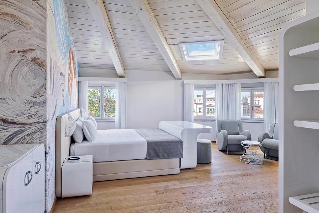 une chambre avec un lit, un bureau et une chaise dans l'établissement Ausonia Hungaria Wellness & Lifestyle, sur le Lido de Venise