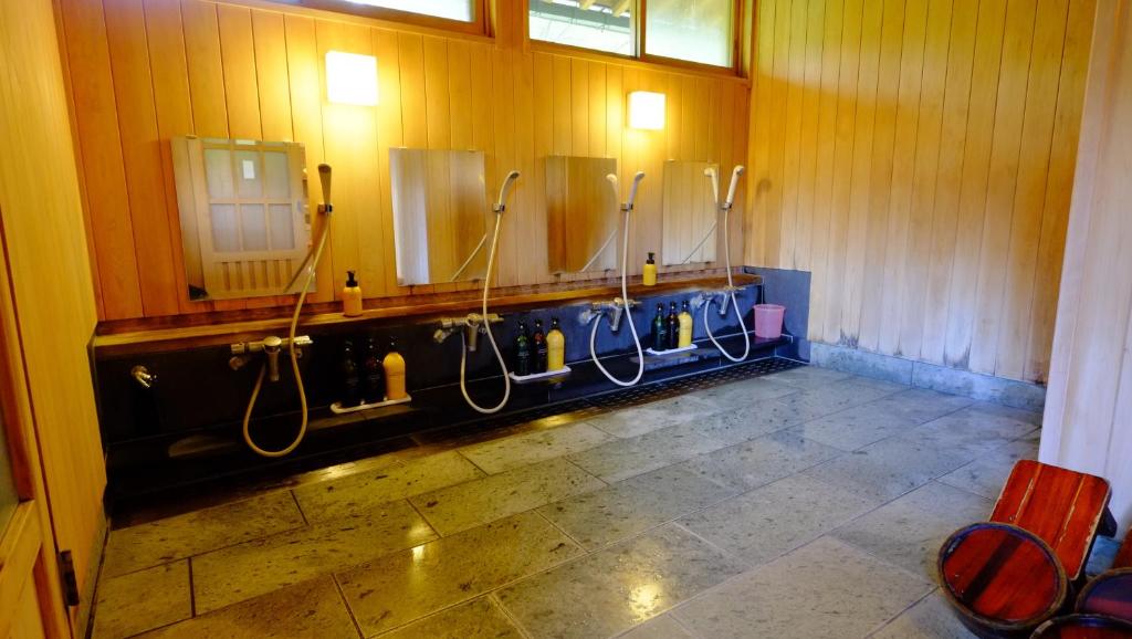 La salle de bains est pourvue de 4 lavabos et de 2 miroirs. dans l'établissement Yamazatonoiori Soene, à Takayama