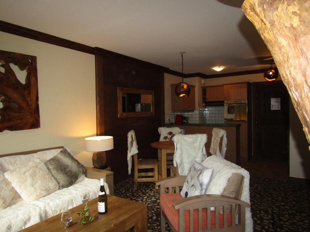 un salon avec un canapé et une table dans l'établissement 151 Manoir Savoie - ARC 1950, à Arc 1950