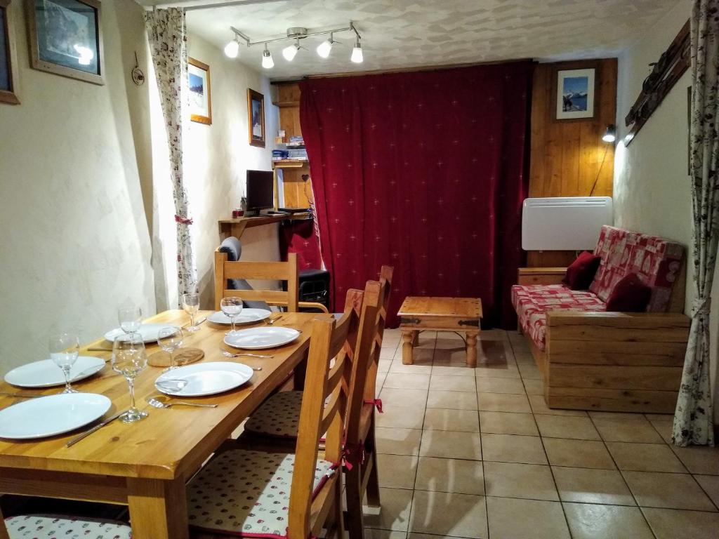une salle à manger avec une table en bois et un salon dans l'établissement Chalets D'Or, Les Deux Alpes, à Mont-de-Lans 14 autres photos