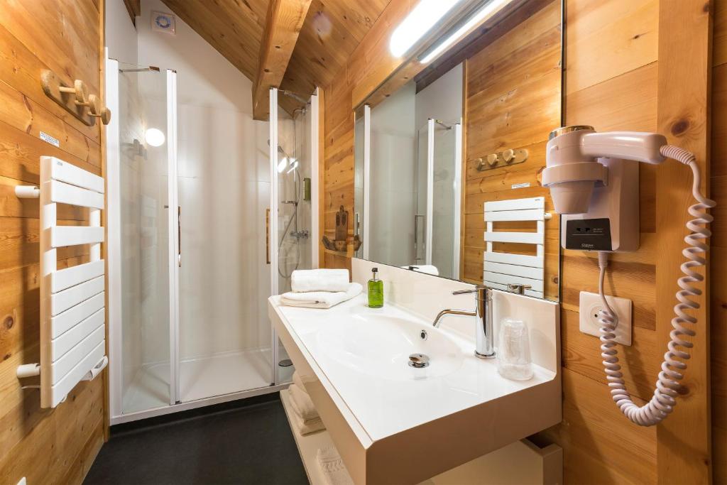une salle de bain avec un lavabo et une douche dans l'établissement Le Chalet d'en Hô, à Névache