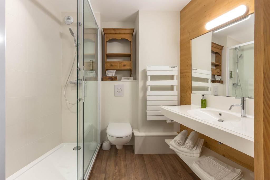 une salle de bain avec une douche, un lavabo et des toilettes dans l'établissement Le Chalet d'en Hô, à Névache 37 autres photos