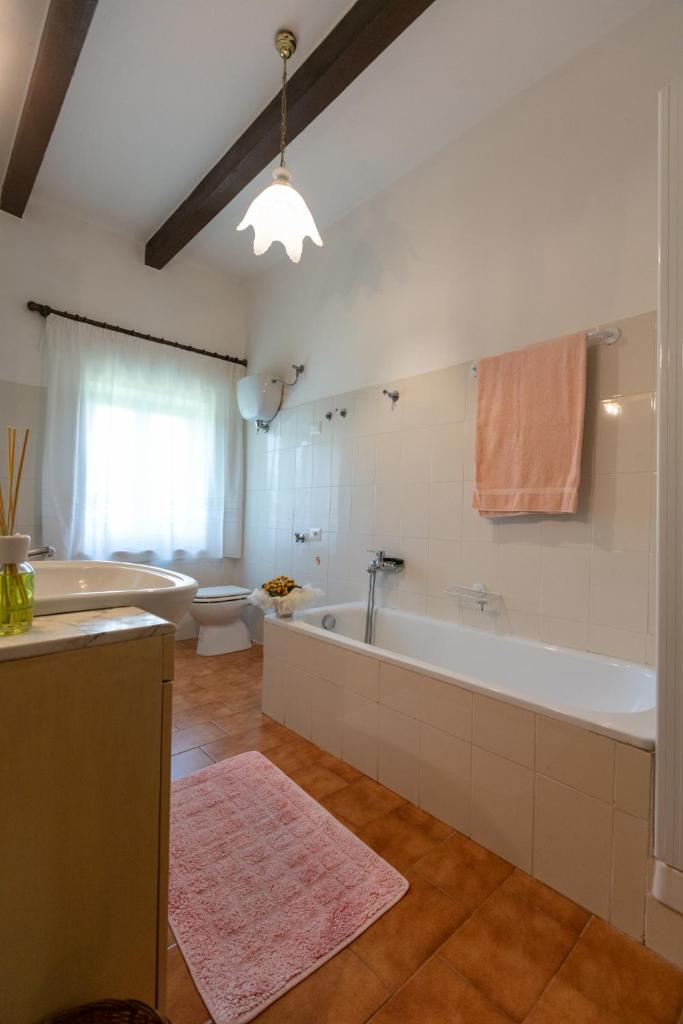 La grande salle de bains est pourvue d'une baignoire et de toilettes. dans l'établissement Casale Le Sette Vene, à Mercatale 109 autres photos