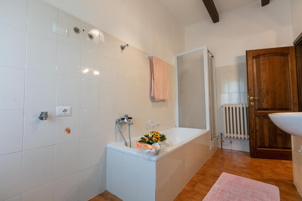 une salle de bain avec une baignoire et un lavabo dans l'établissement Casale Le Sette Vene, à Mercatale