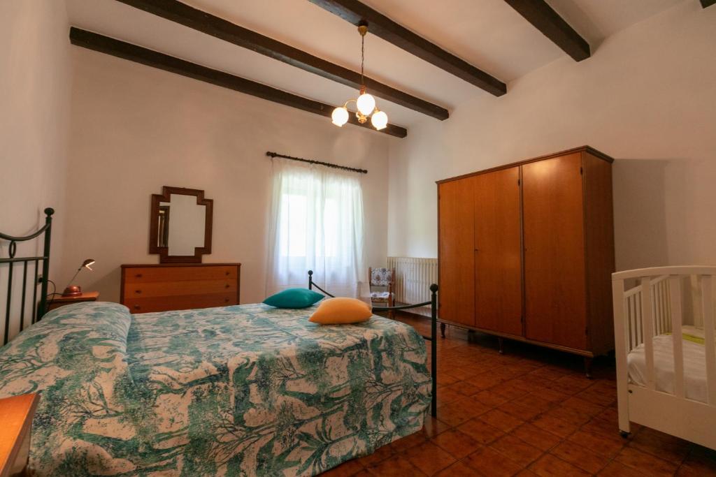 une chambre avec un lit et une commode dans l'établissement Casale Le Sette Vene, à Mercatale