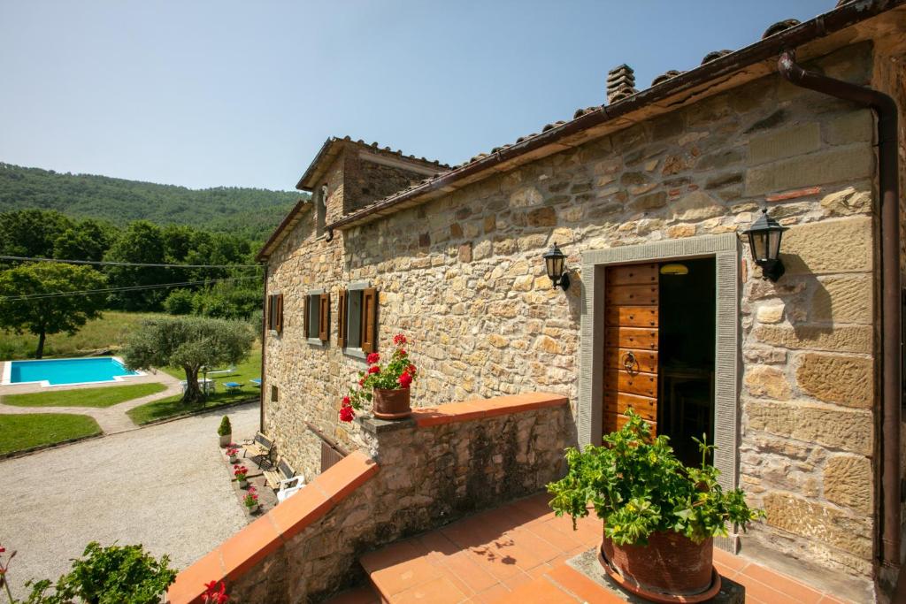 Cette maison en pierre dispose d'une terrasse et d'une piscine. dans l'établissement Casale Le Sette Vene, à Mercatale
