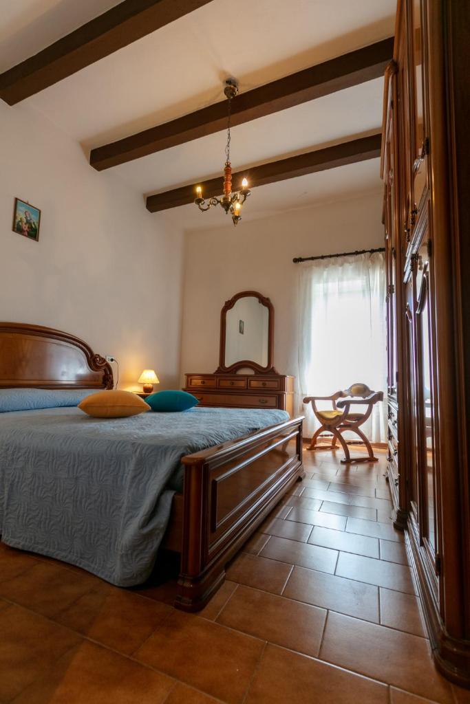 une chambre avec un lit et un miroir au mur dans l'établissement Casale Le Sette Vene, à Mercatale