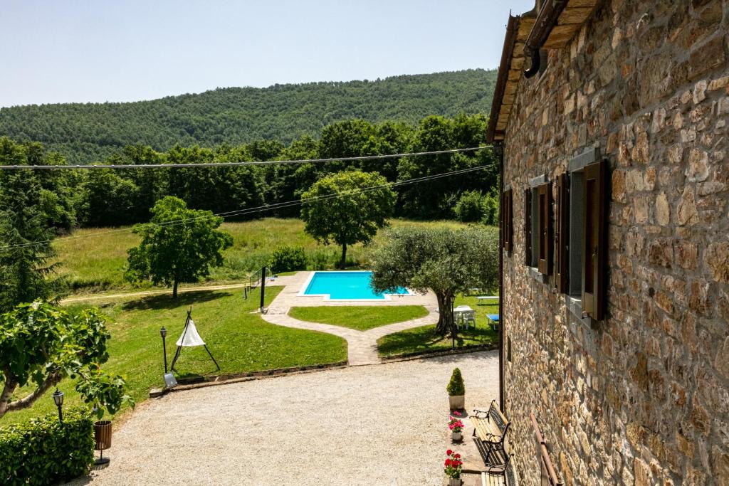 une vue extérieure d'une maison avec piscine dans l'établissement Casale Le Sette Vene, à Mercatale