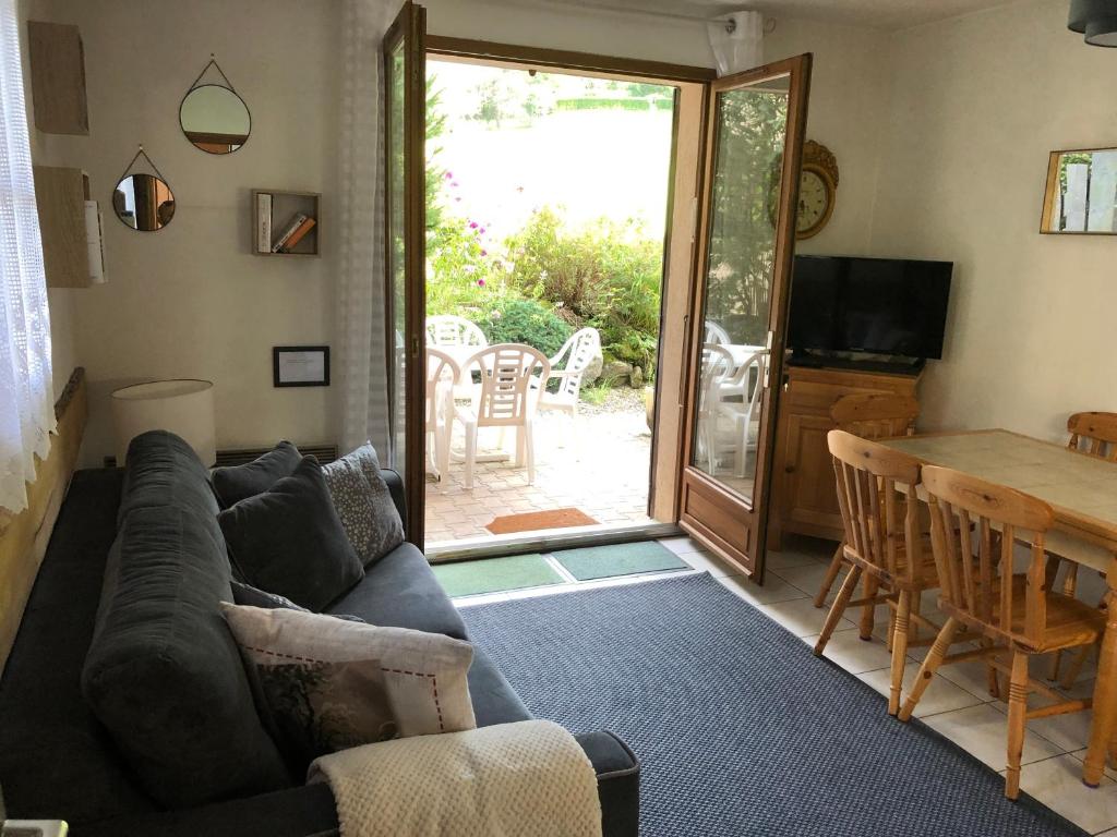un salon avec un canapé et une table dans l'établissement 2 pièces avec terrasse Morillon Village, à Morillon