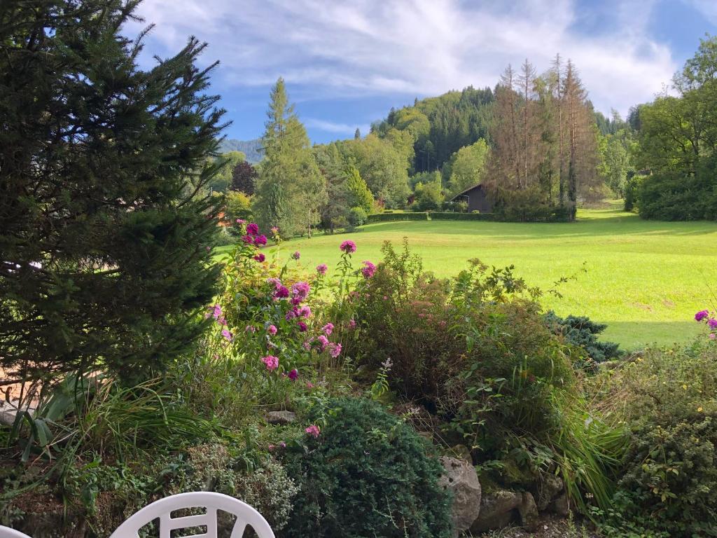 d'un jardin fleuri et verdoyant dans l'établissement 2 pièces avec terrasse Morillon Village, à Morillon