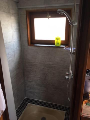 La salle de bains est pourvue d'une douche et d'une fenêtre. dans l'établissement La bigoudène, à Wambrechies