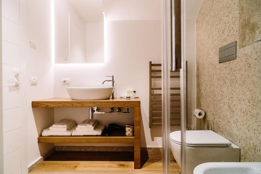 une salle de bain avec un lavabo et des toilettes dans l'établissement NUMA HOTEL, à Numana
