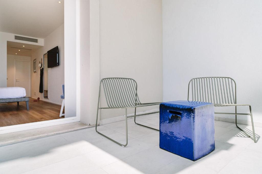 2 chaises et une boîte bleue dans une pièce dans l'établissement NUMA HOTEL, à Numana