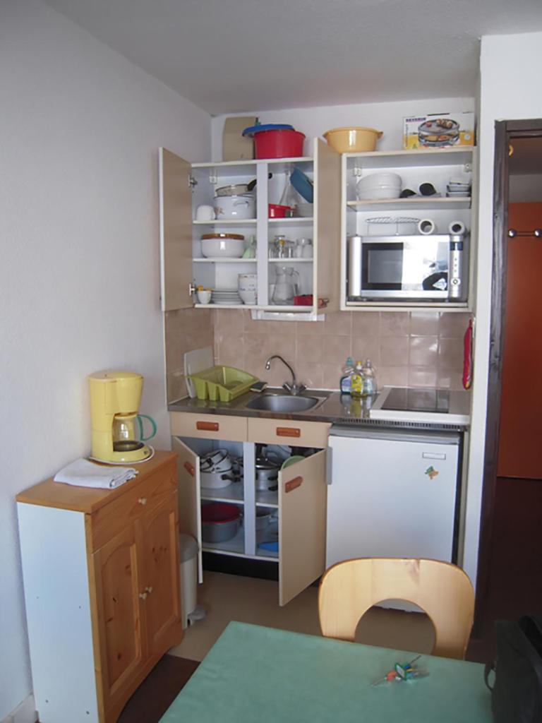 une petite cuisine avec des armoires blanches et un évier dans l'établissement Col de Rousset - App. 2 P, à Rousset