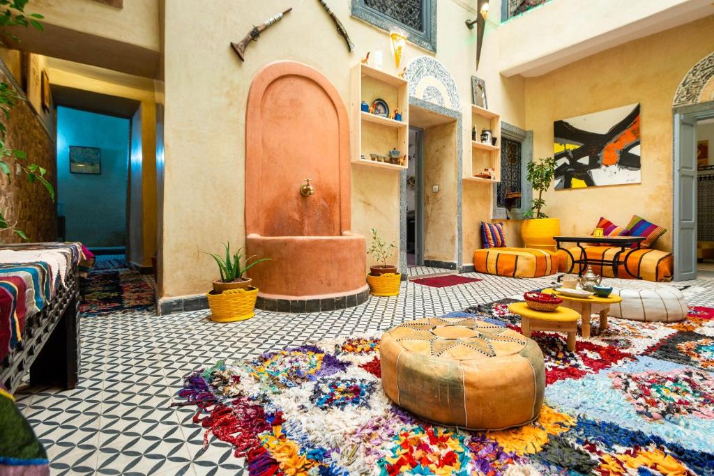 - un salon avec un tapis à l'étage dans l'établissement Riad Belko, à Marrakech