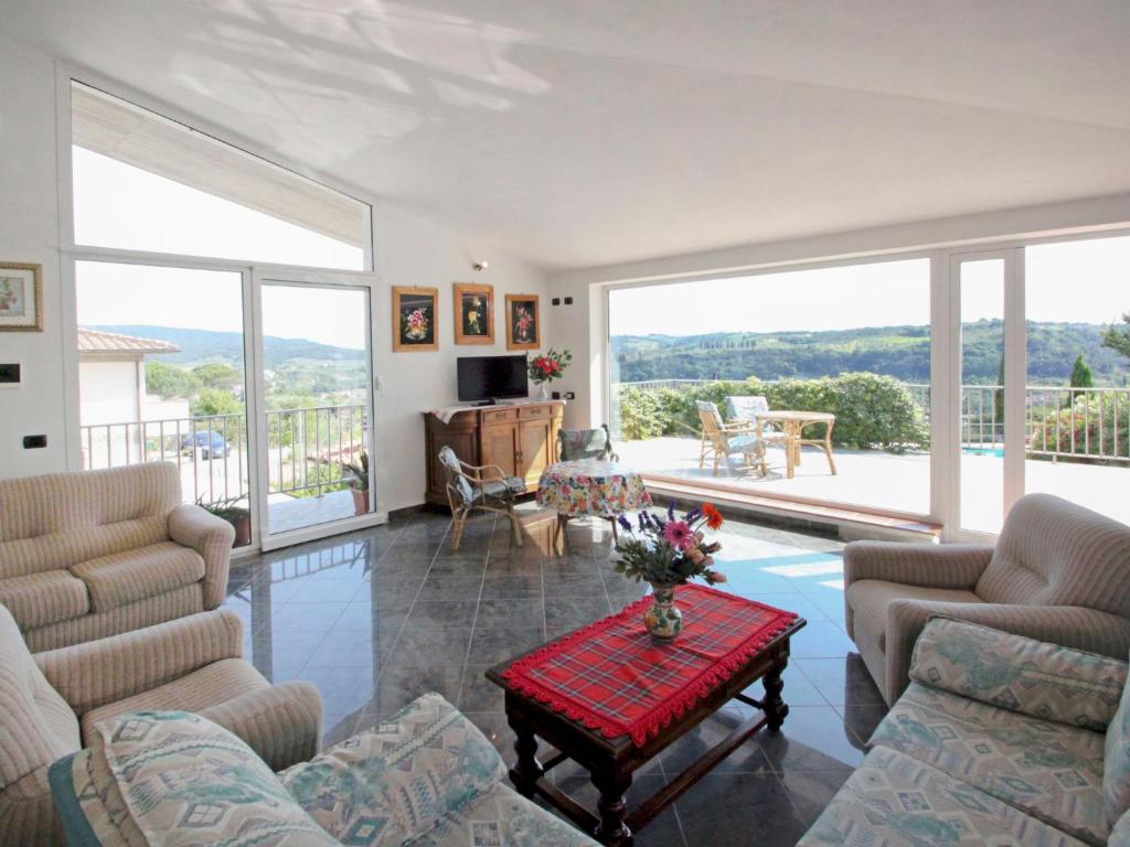 un salon avec des canapés et une table dans l'établissement Villa La Rosa by Interhome, à Montelupo Fiorentino